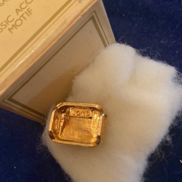 AVON FASHION JEWELRY VINTAGE CLASSIC ACCENT MOTIF GOLDTONE - Picture 2 of 5